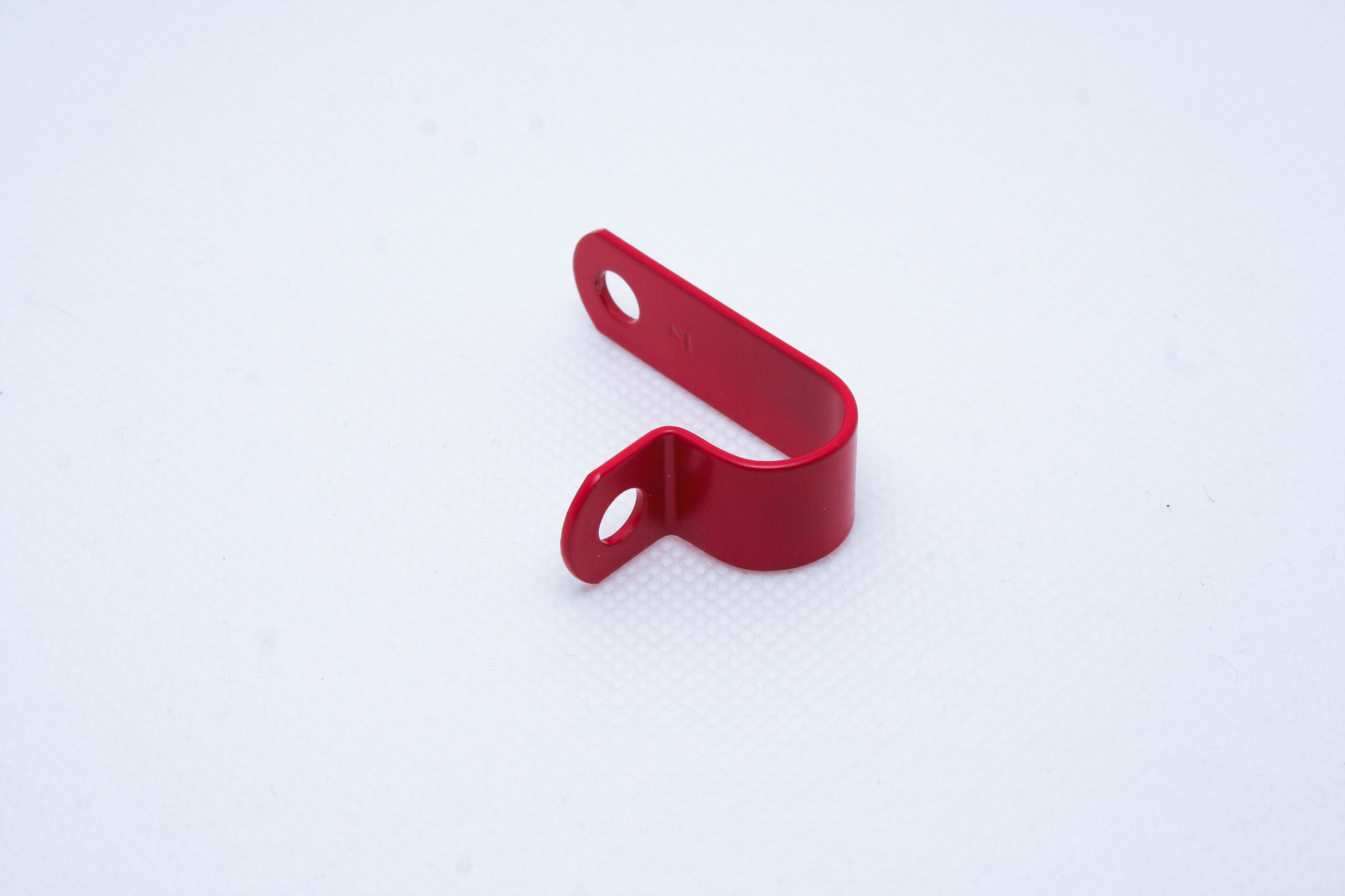 DC34 RED LSF ONE HOLE P CLIP BAG OF 50             